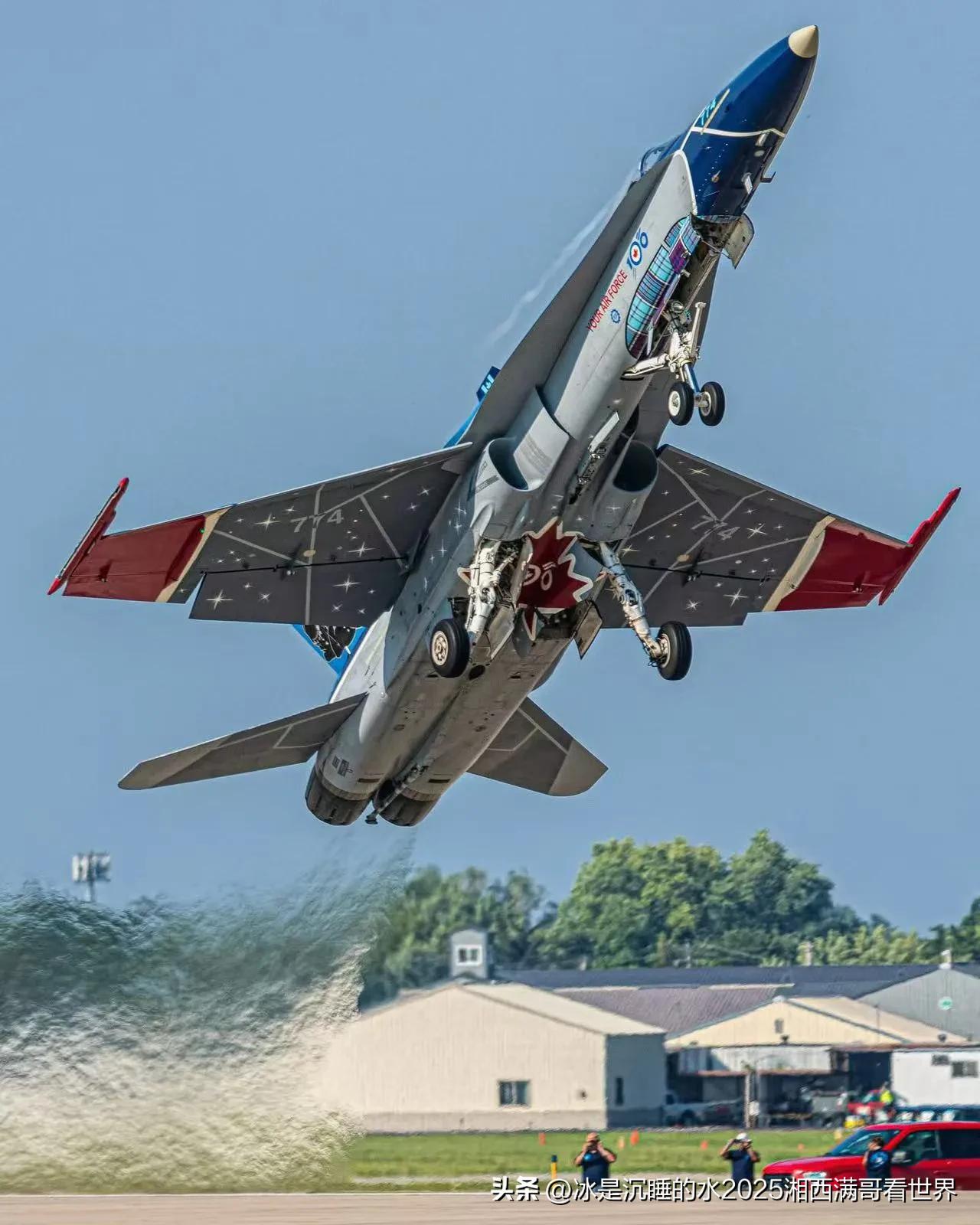 美帝的“蓝天使飞行表演队”这架“大黄蜂”玩得也是刺激，冲天一跃，直插蓝天。不得不