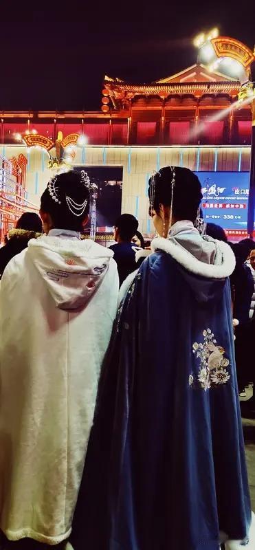 对联这玩意儿，讲究可不少。上联“今朝与君初相会”，“今朝”是时间词，能对仗的有“