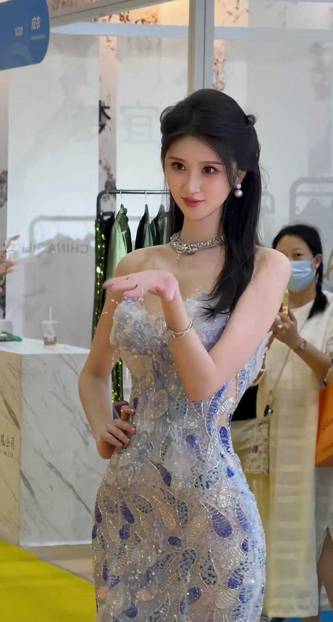 这姑娘在展会上穿得真漂亮。