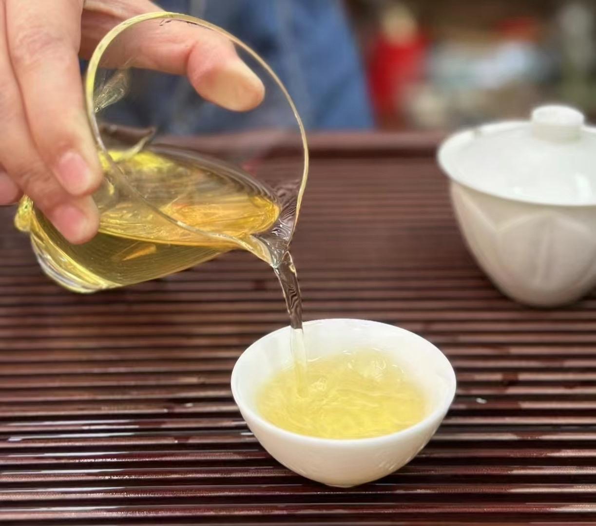 【芸芸众生，各有樊笼】
后来我才领悟，一代人有一代人的囚牢。
父亲的囚牢名为故土