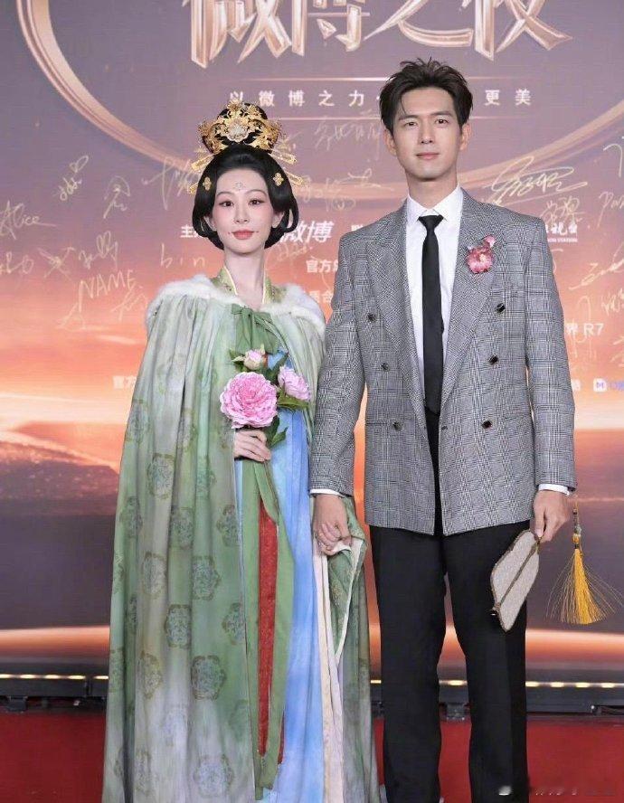 微博之夜，杨紫选《国色芳华》剧服真明智。此剧由她与李现主演，热度本就高，宣传更是