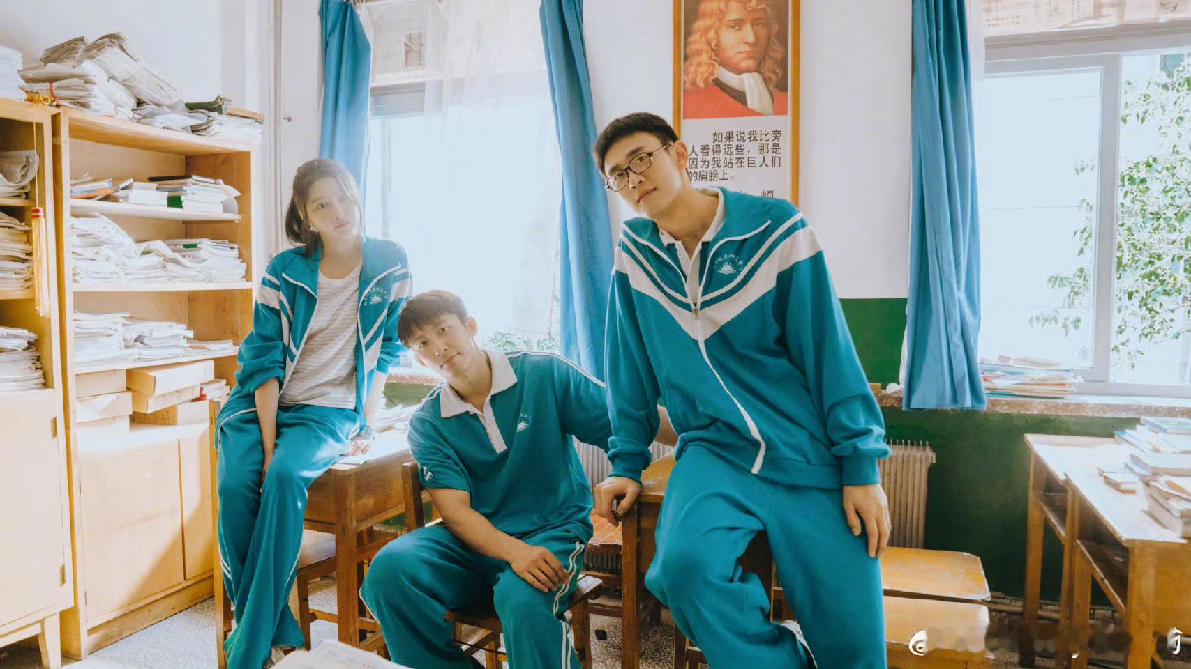 黄景瑜晒铁三角合照关晓彤黄景瑜照片查重率100% 就是这个铁三角的友谊好磕 照片