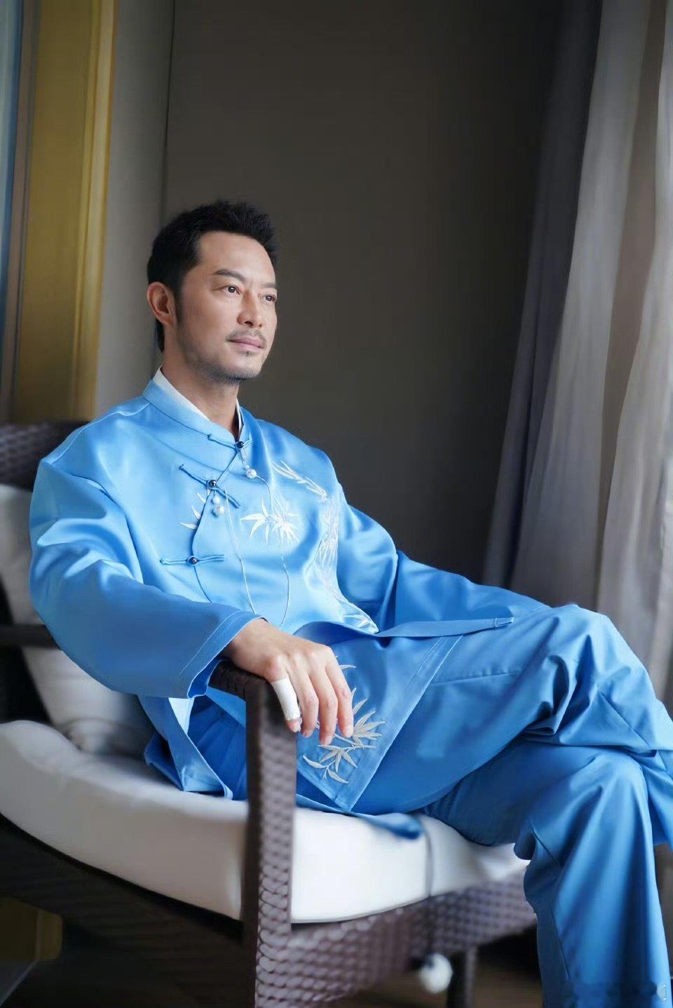 沙溢今天开跑晒晒太阳沙溢说保持肤色很难 啊啊啊沙溢 ​​​
