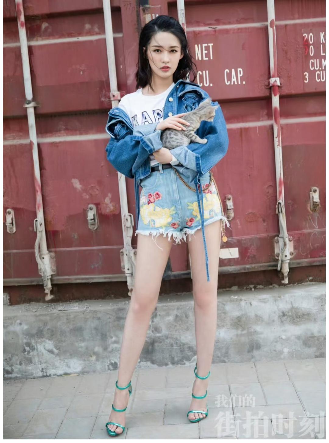 李沁。这个凉鞋的颜色好显脚白，就是鞋子有点大了。