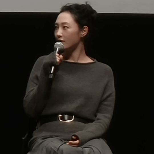 白百何听到什么笑成这样在东京电影节红毯采访环节，白百何突然听到一句台下观众的调侃