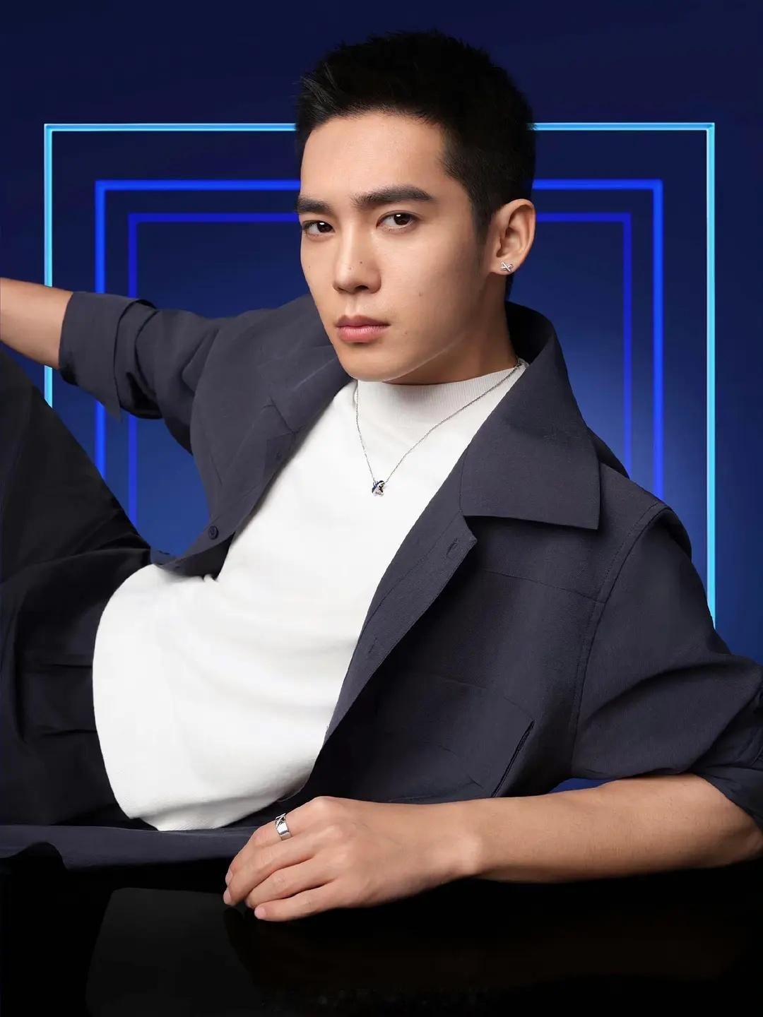 谁敢信于适拍的是高级珠宝广子 毫无高级感啊真的很滑稽 ​​​