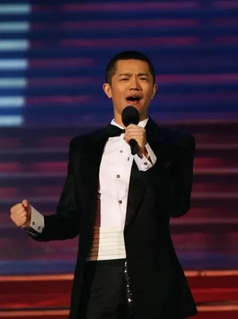 公开戴不雅手表是否涉传播淫秽物品关键曾毅的回应“表是朋友送的，我以为是块劳力士，