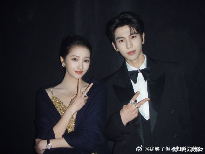 张凌赫关晓彤白玉兰合影 张凌赫关晓彤白玉兰合照 ，合作吧 