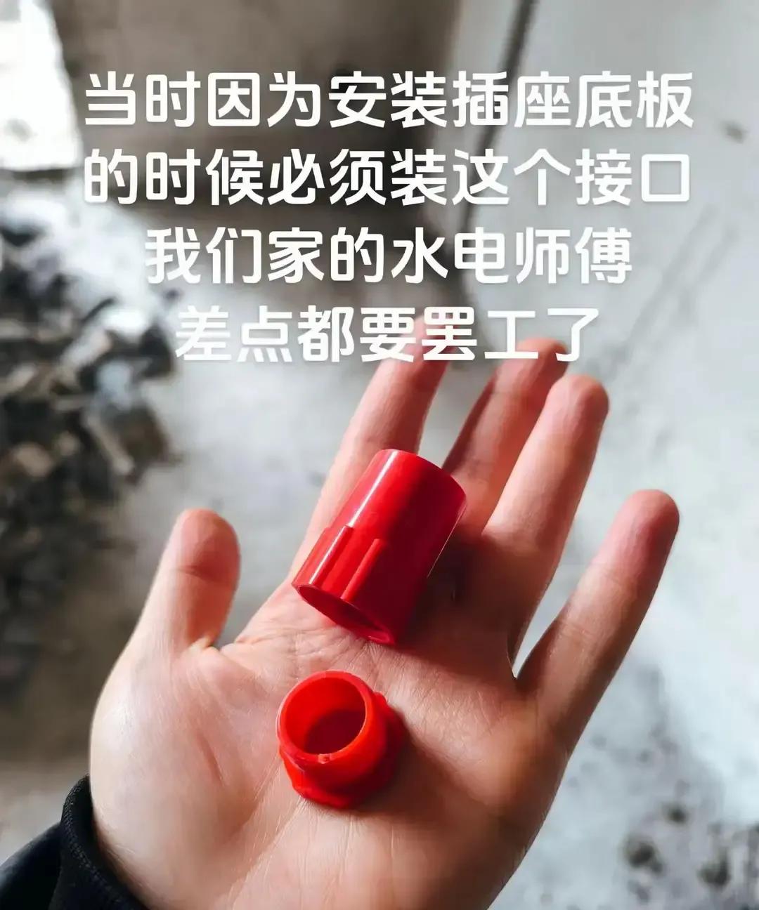刷到一段装修现场视频，师傅嫌卡扣安装麻烦，拎起切割机就想往墙上硬切，被男业主一把