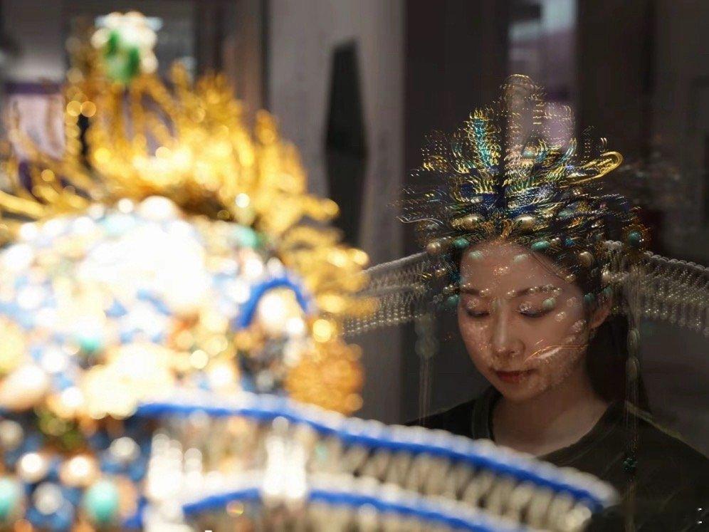 去博物馆，原来可以这样拍照~[微笑] ​​​