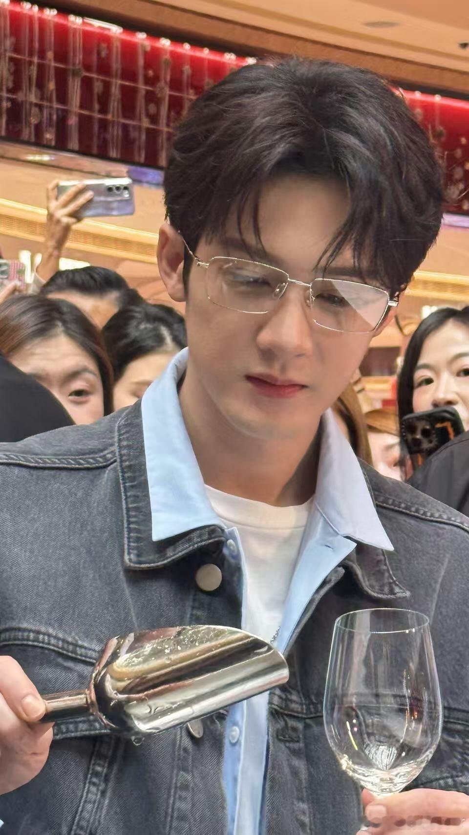 我不行了，我要被檀健次迷晕了...这张脸怎么能如此完美！[害羞][害羞][害羞]