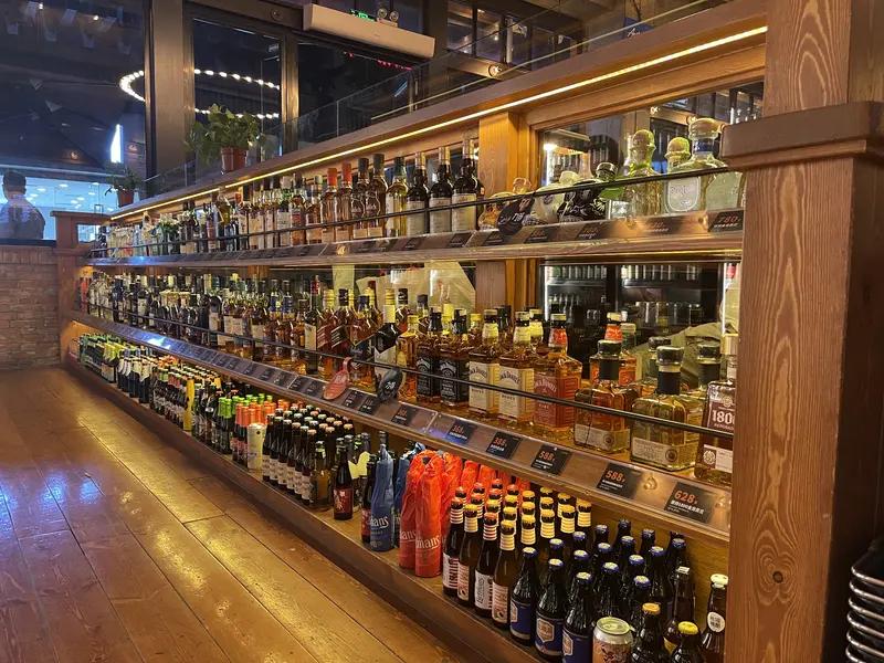 看到“酒里忧愁少”这个上联，一下子就来了兴致。有人对“弦间月色柔”，这对得妙啊！