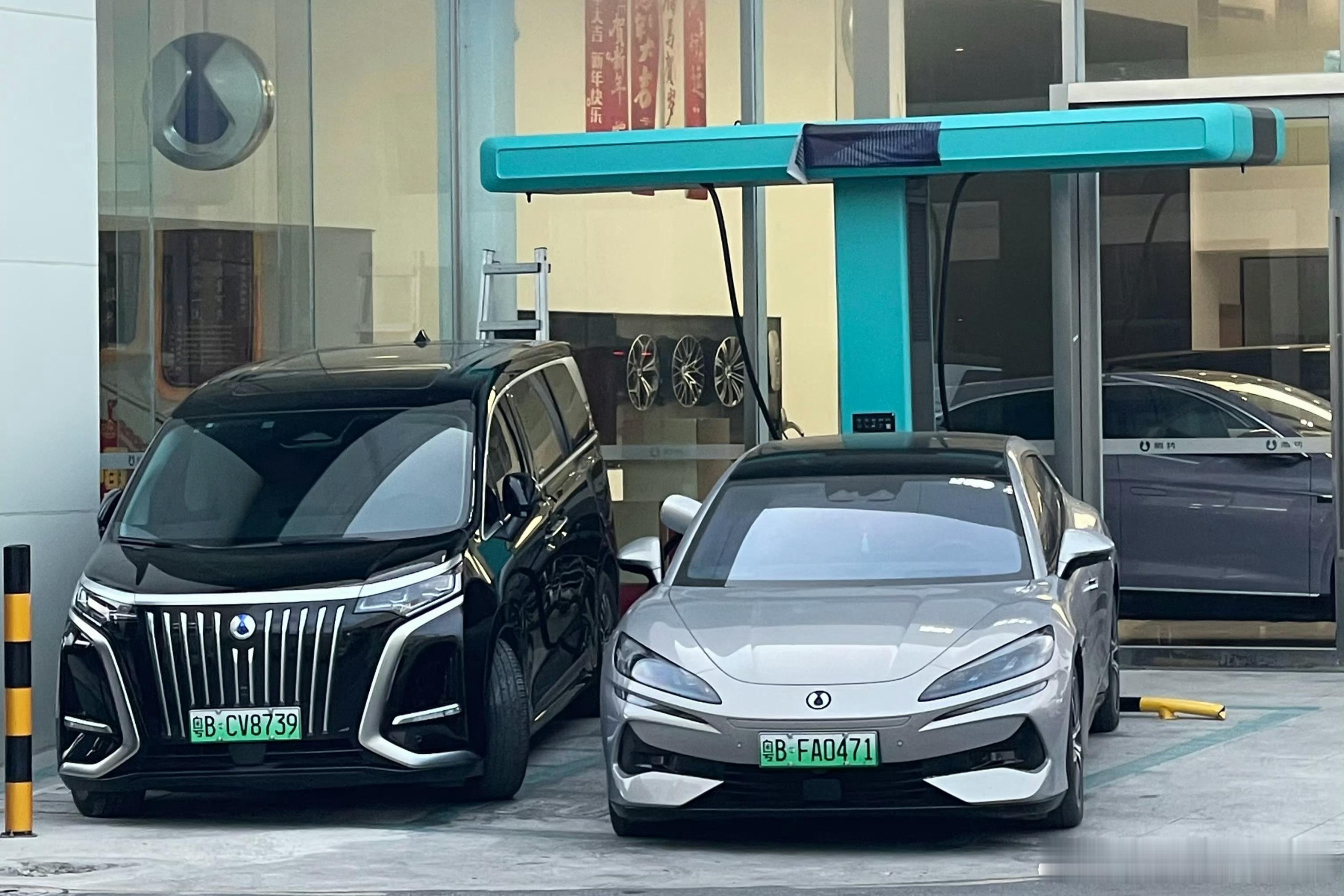 比亚迪兆瓦闪充超充桩升级了，采用这种悬浮式布线，女生取拿应该会更方便。新能源汽车