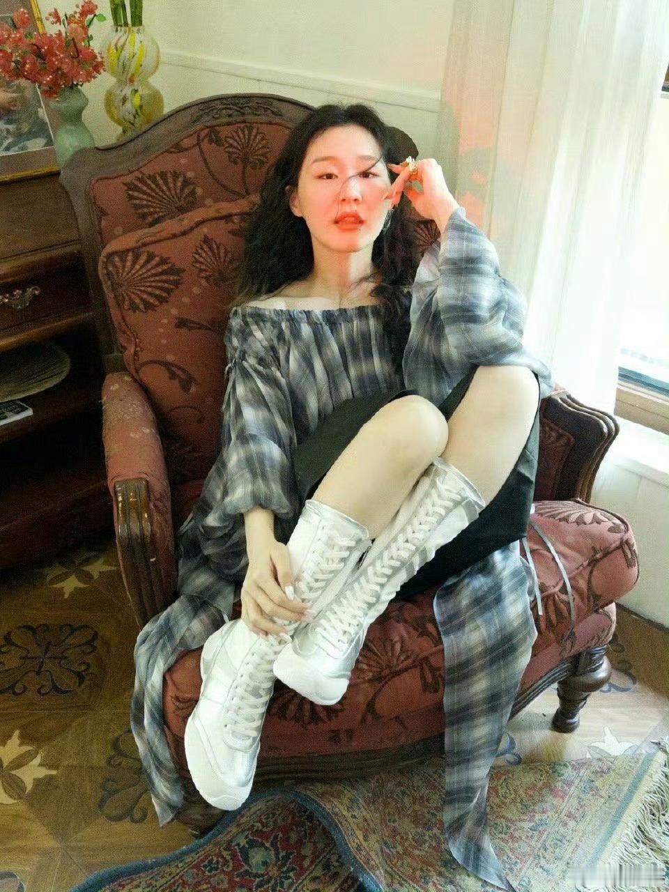 金靖[超话]金靖瘦成这样了  天呐，几天没见金靖瘦成这样了！又瘦了好多，笑起来灿