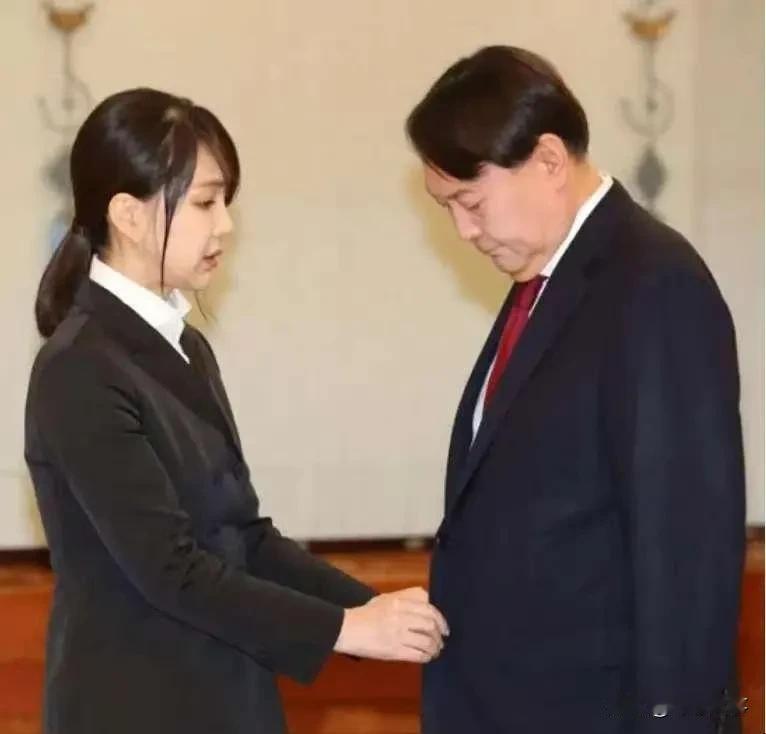 尹锡悦现在处境堪忧啊！

他涉嫌政变未遂，还想推翻民选议会，这事儿可大了，他没法