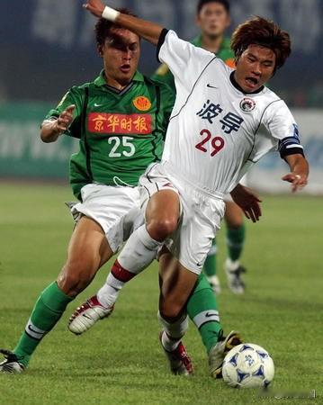 2002年，北京国安的队员有着温和的笑容，与辽宁球员的张扬形成鲜明对比。医疗室里