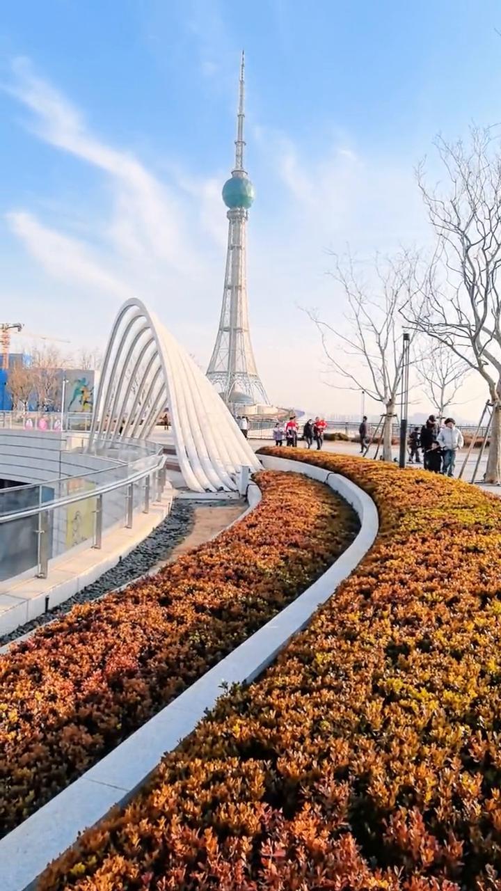 中原明珠电视塔，穿越苍穹的大气之美。
洛阳西工区城市阳台内，中原明珠电视塔。