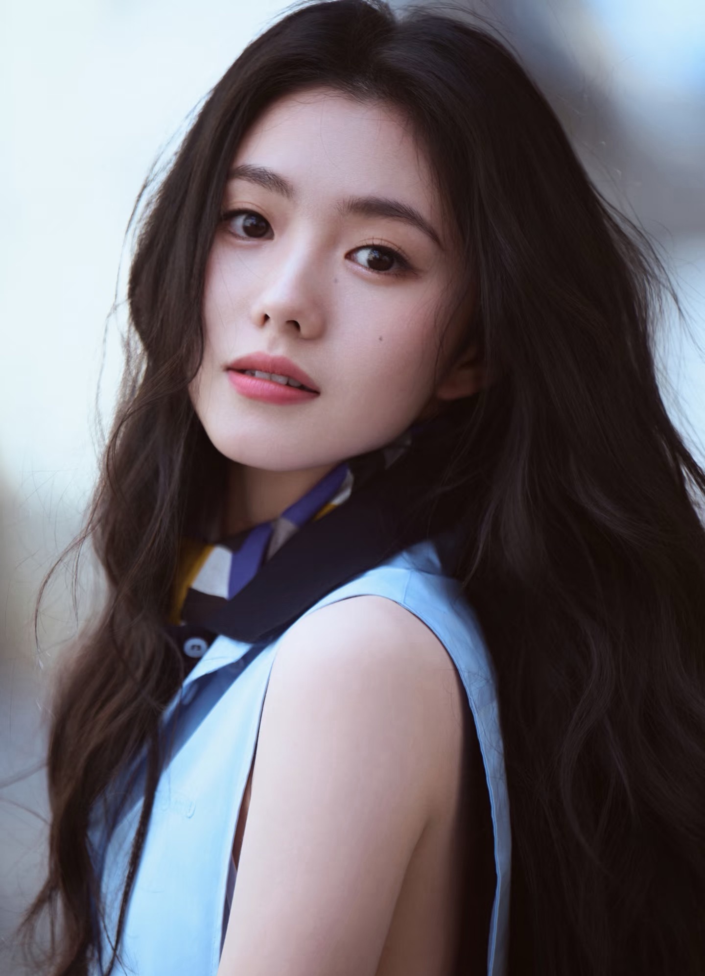 刘浩存巴黎时装周造型🈶，好像一只蓝色小天鹅灵动又迷人！ 