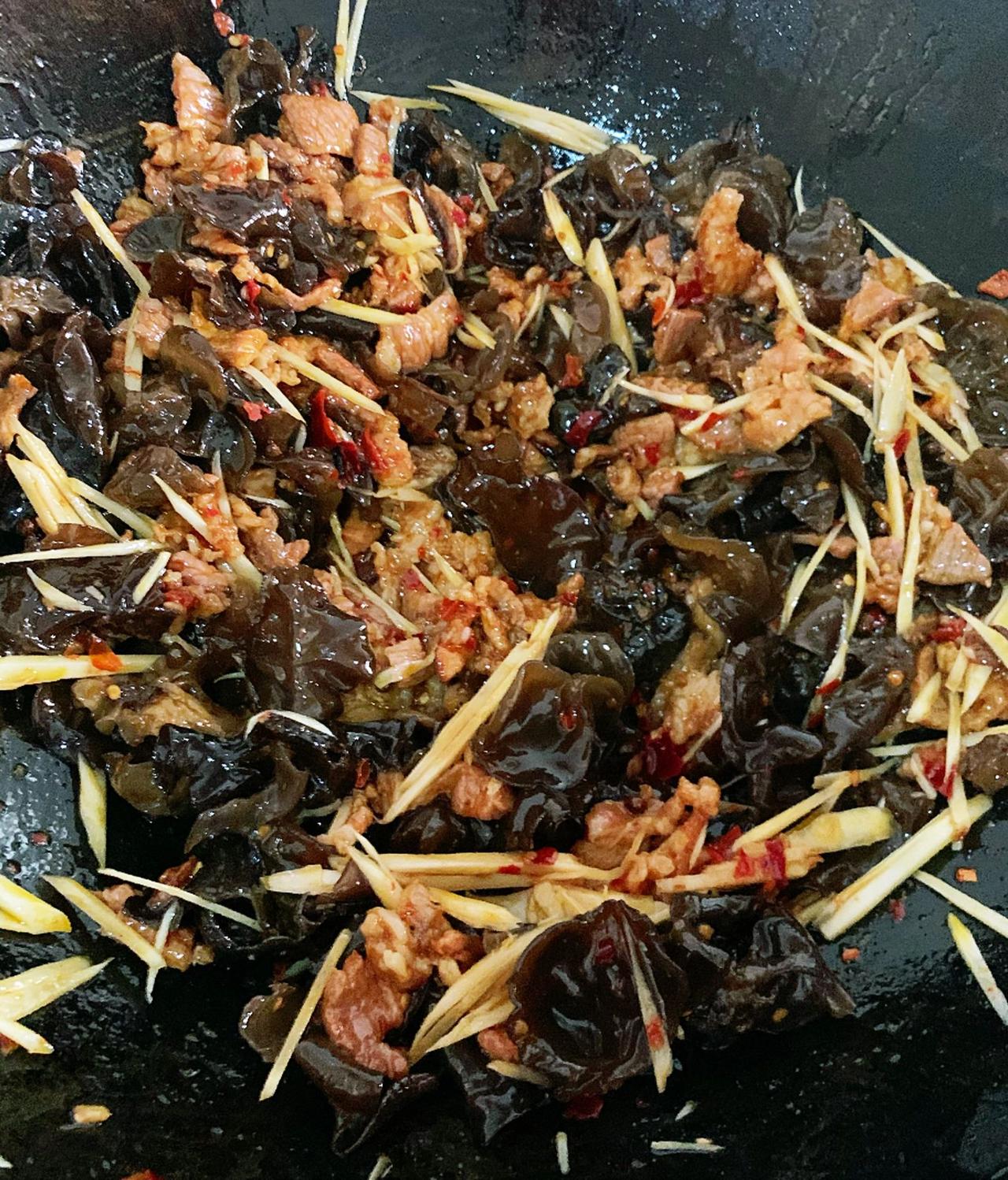 重庆家常菜之木耳肉片，好吃又下饭

从小就喜欢吃木耳炒肉片，每次家里有客人的时候