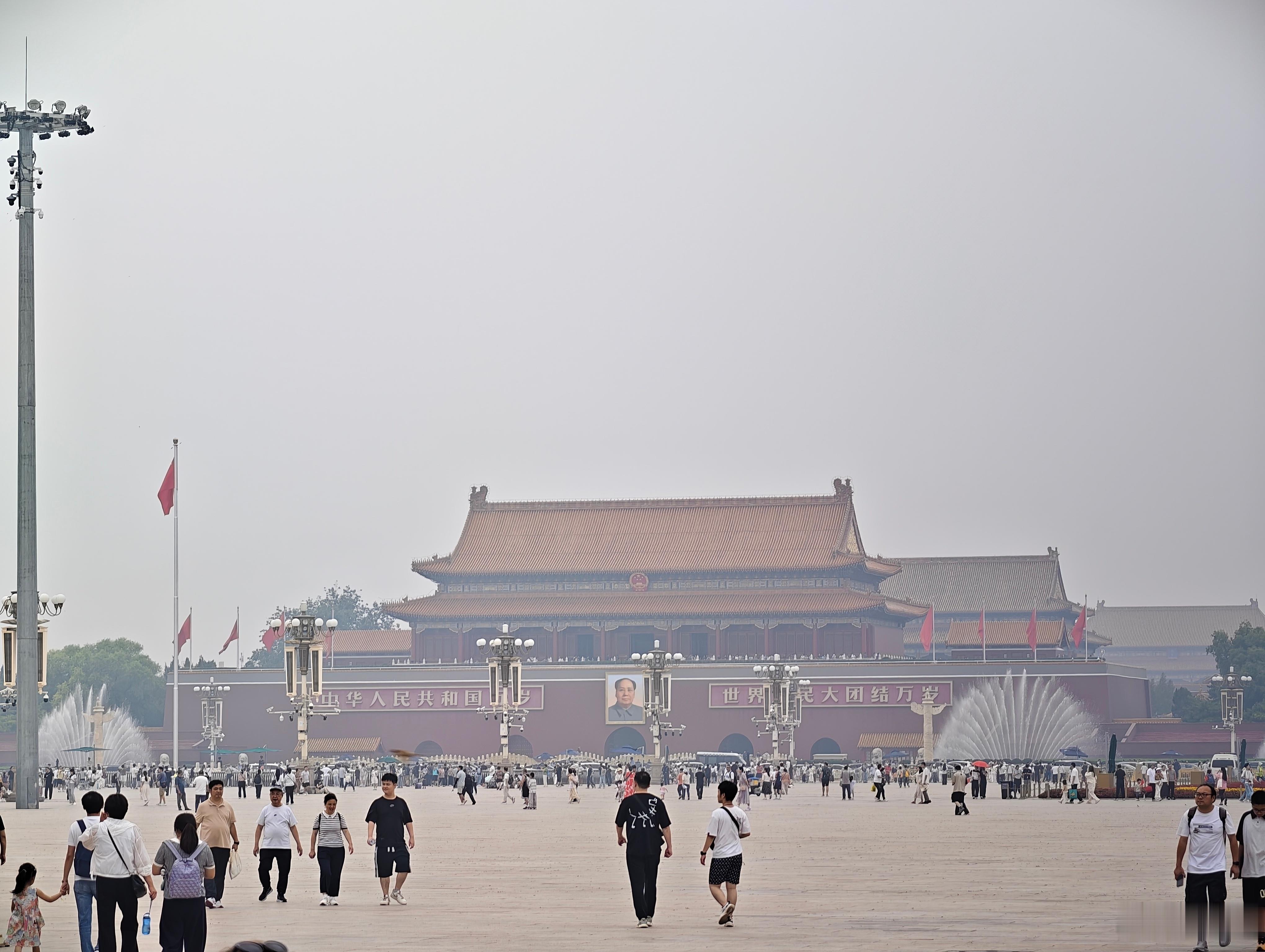 端午假期来广场游玩，记得提前预约南侧4号和7号出入口。走无包通道通行会顺畅不少，