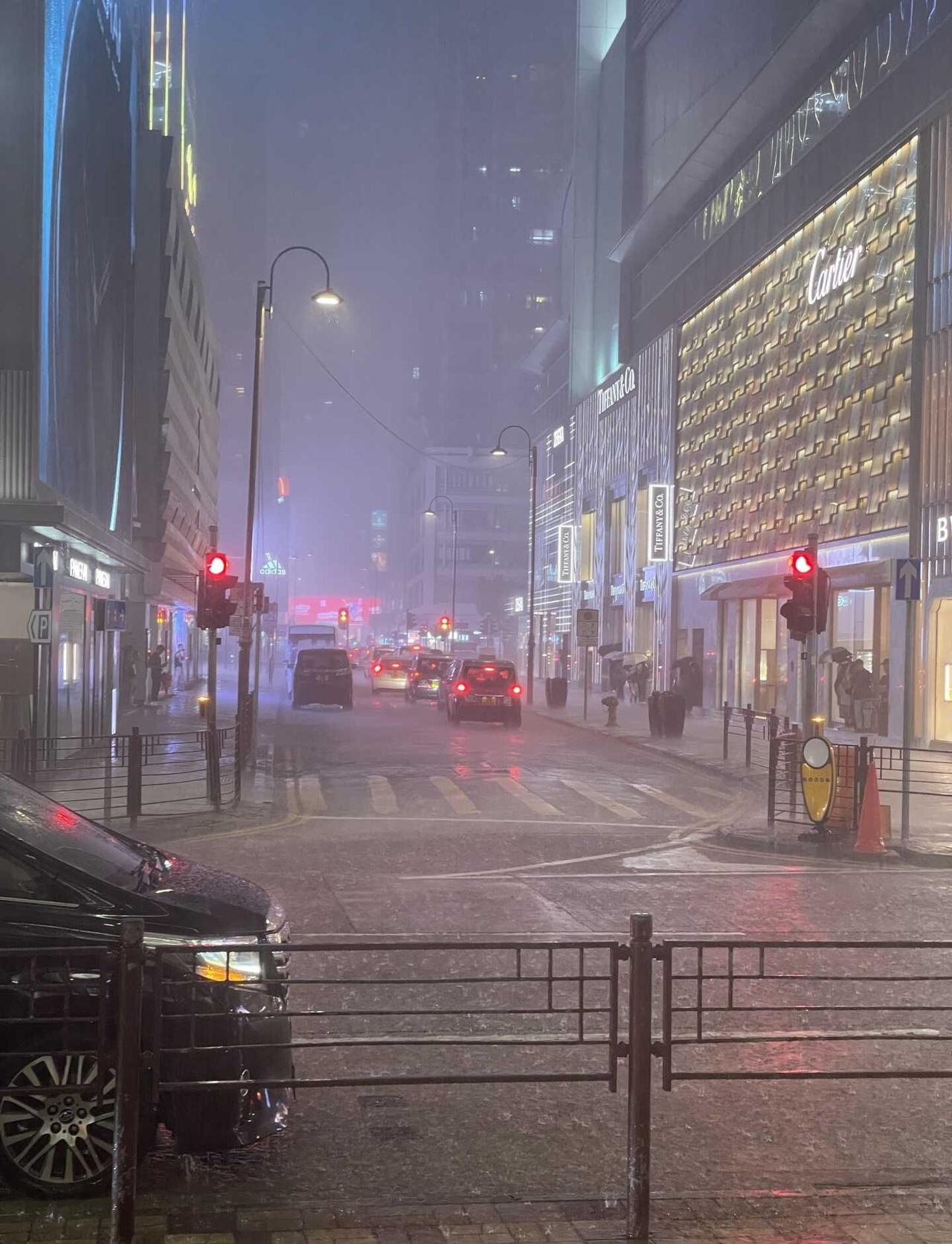 香港今年首個黑色暴雨警告信號⛈️
大家如在外面都要注意安全，盡量留在室內的地方！