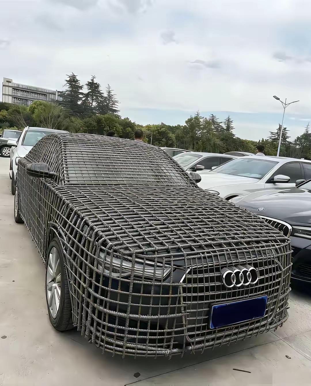 买台奥迪车有必要这样来保护起来吗？
还别说，这个焊接工艺还是很不错的。
只是说没