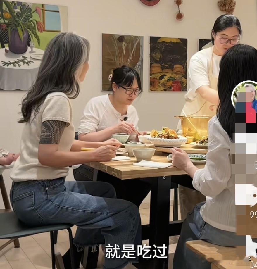 奕姐一家带娃去体检，小谢全程抱娃，越来越憔悴，真不如之前做饭省事。

高伯伯打扮