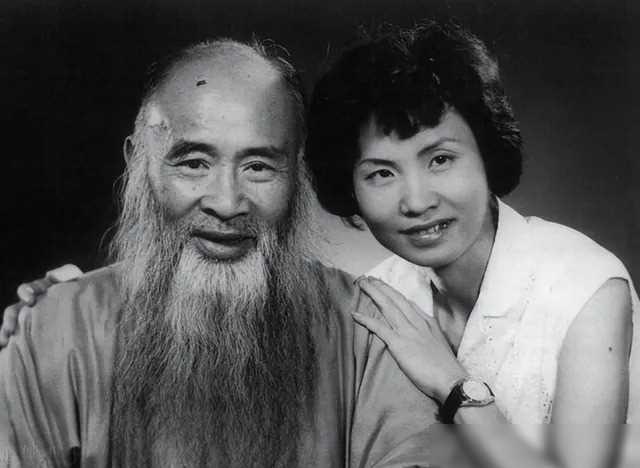 1945年秋天，张大千准备在北京买房定居，恰好一所前清王府要出售，要价500两黄