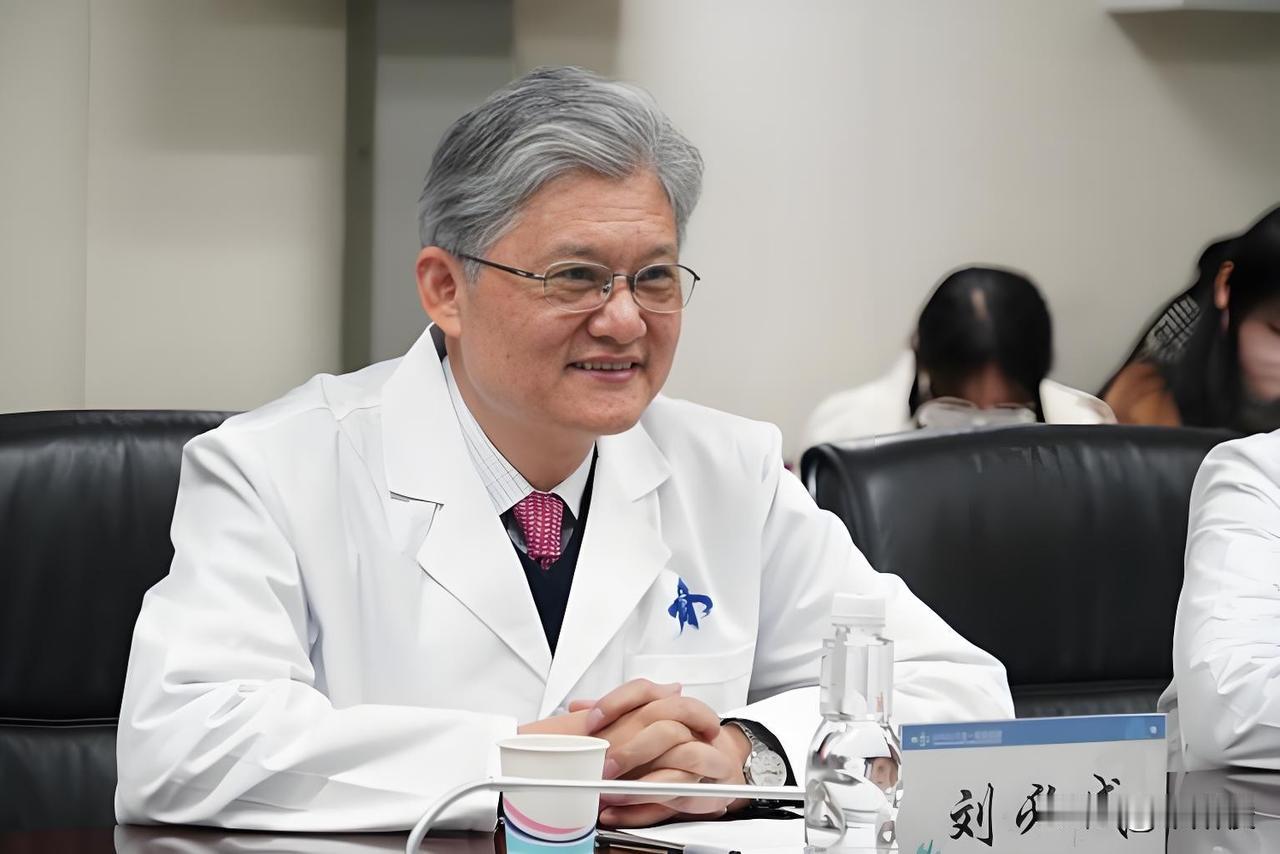 刘必成，1964年2月生，东南大学首席二级教授、主任医师、博士生导师，现任医学与