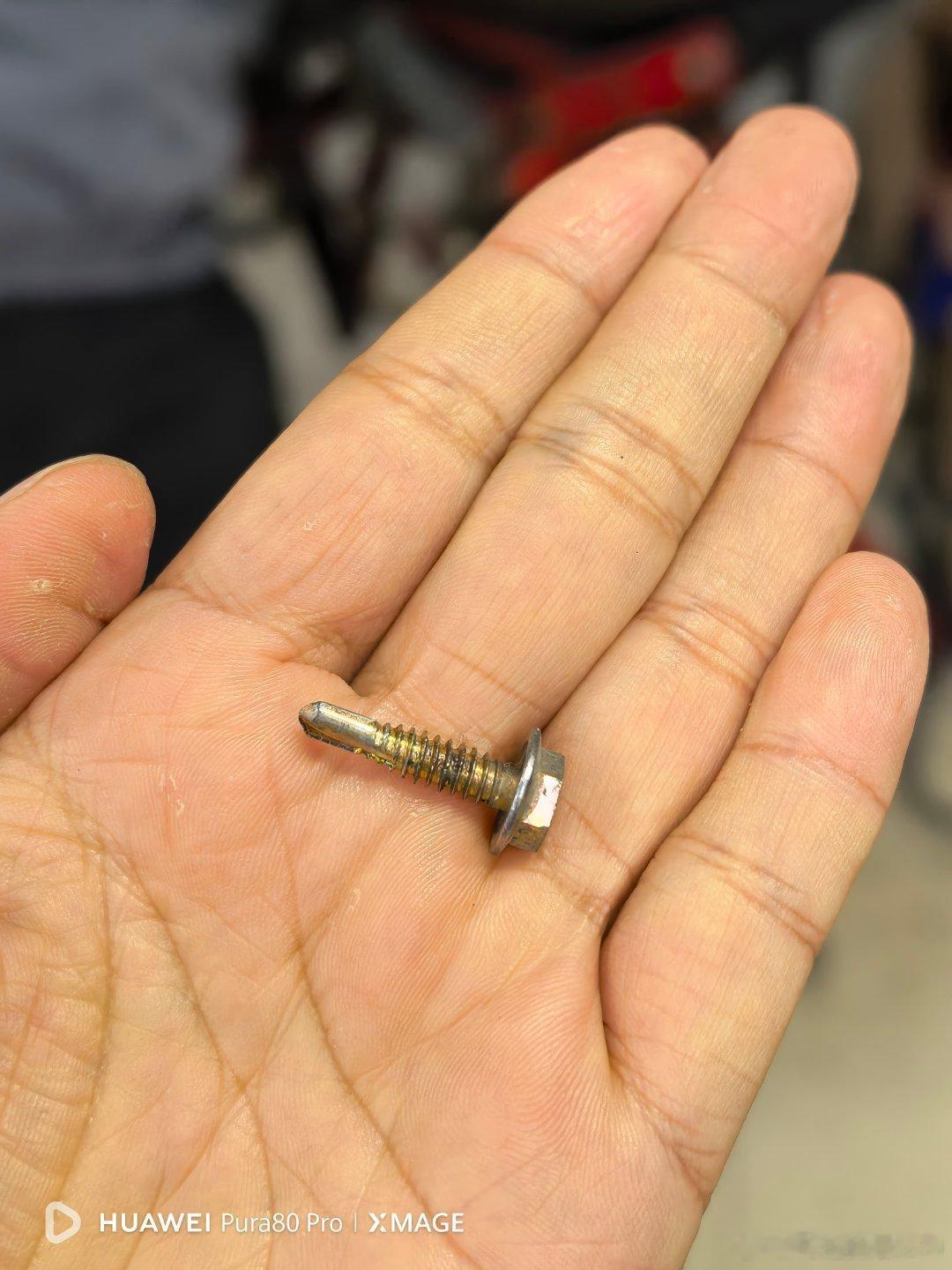 老板说在高德上下单蘑菇钉给我便宜到40块钱，还送我玻璃水，只要我评论一下。于是就