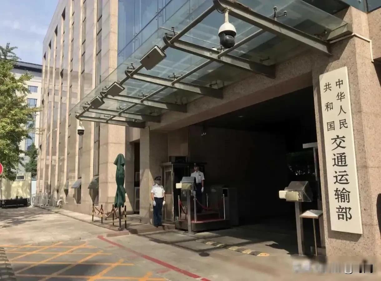 交通运输部规划新建一条国家高速，需要穿过某省会城市人口稠密地段，如果该市委因财政