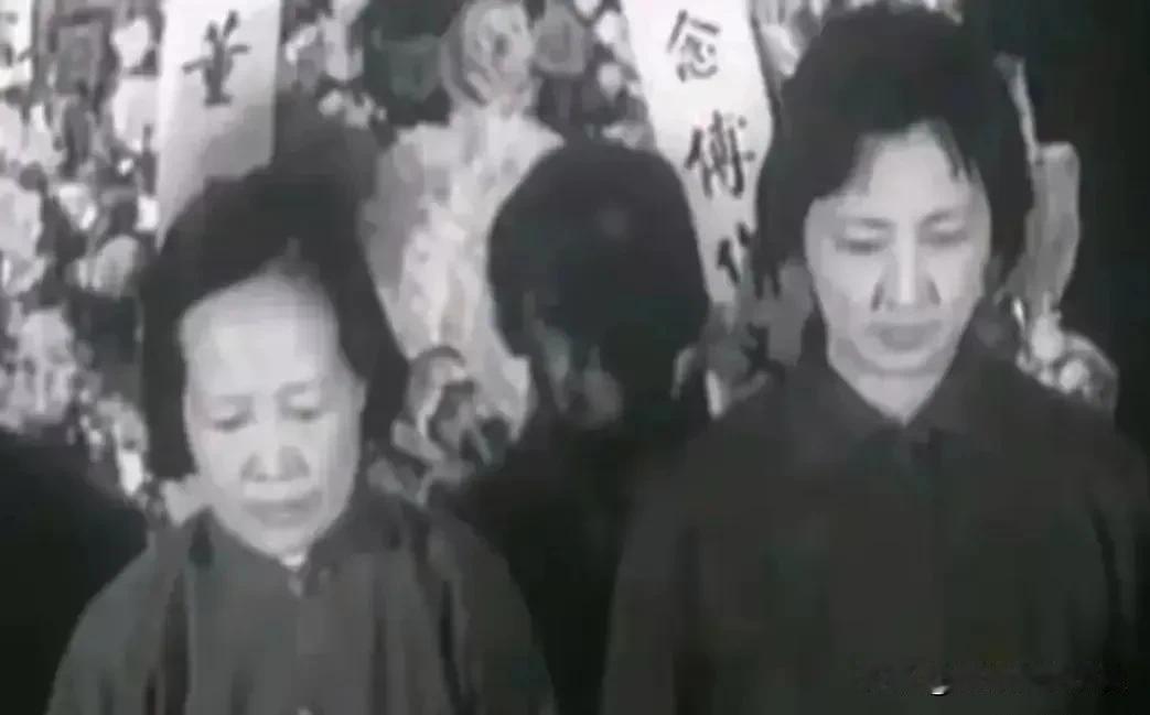 这帧泛黄的黑白影像，记录下1974年傅作义追悼会肃穆悲痛的一刻。灵堂之内挽联低垂