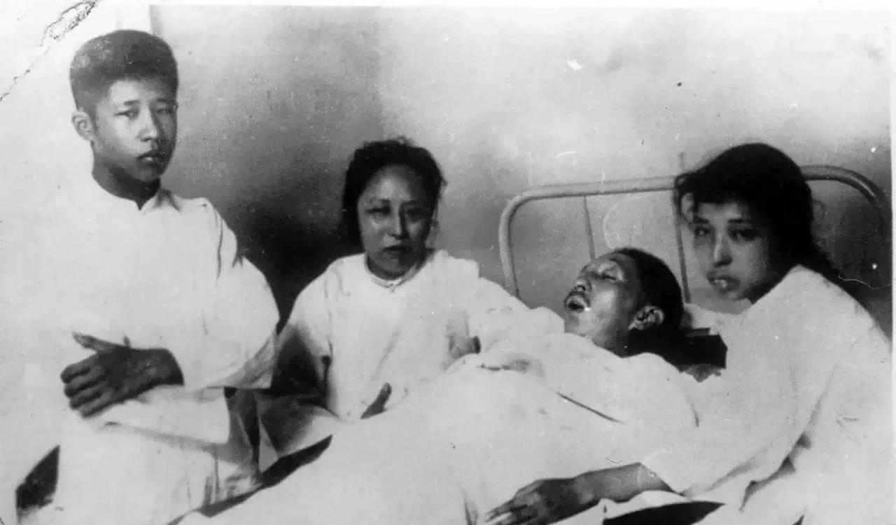 1925年，廖仲恺一张罕见的遗容，妻子何香凝、儿子廖承志、女儿廖梦醒，陪在他的身