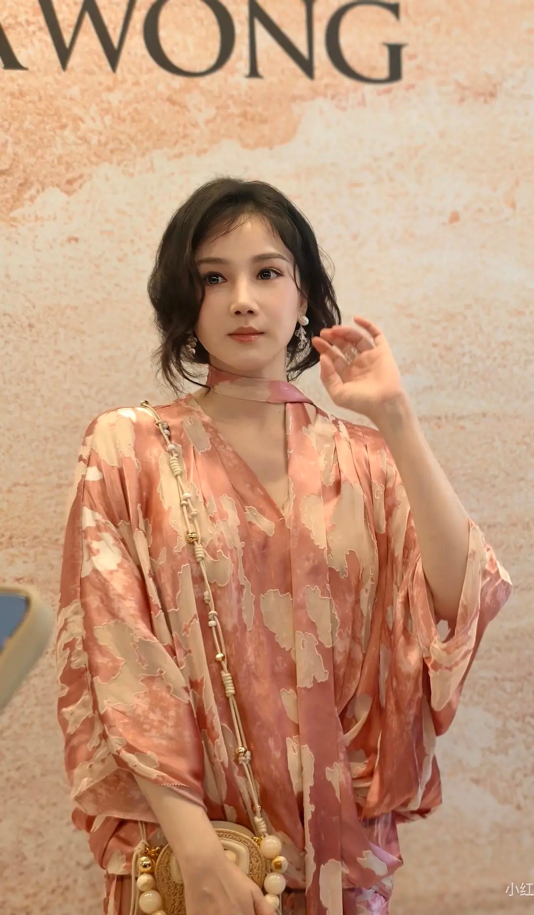 陈小纭也太养眼了吧状态好到发光，穿搭更是温柔仙气还带着东方韵味。 