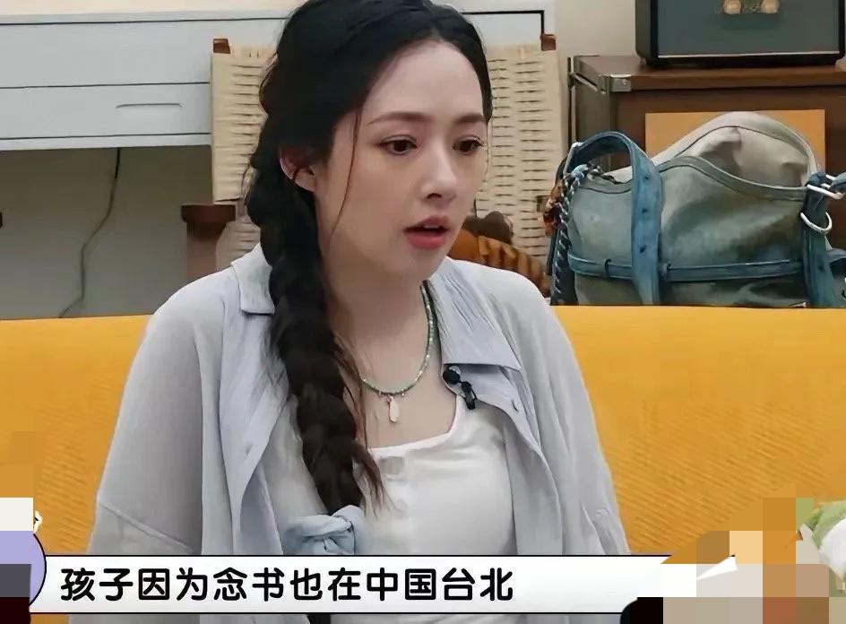 一直以为向佐和郭碧婷的孩子是在香港上学，没想到郭碧婷在节目里说，两个孩子在台北上