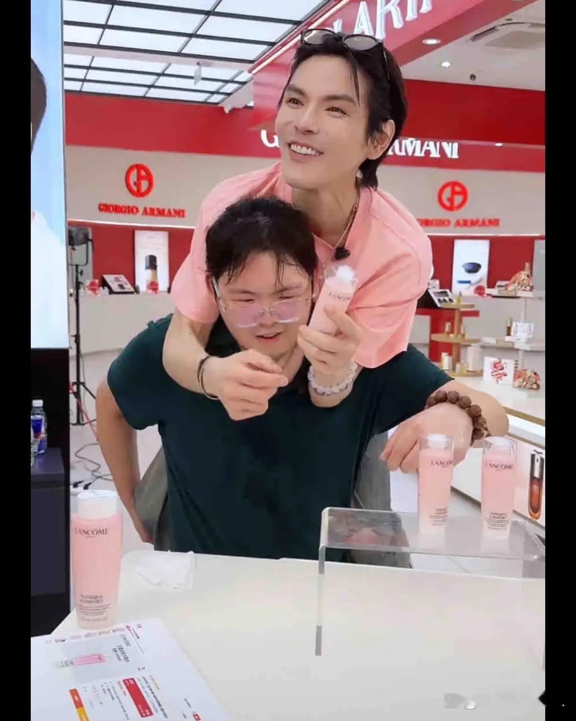 看了向佐向佑的直播，他俩长得是真不像。但是人气好高啊，10万多人观看 