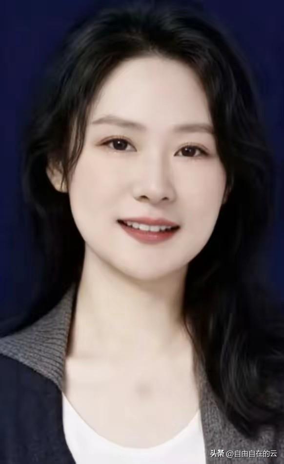 唐姑娘确实挺漂亮的，肤白貌美。爱美之心人皆有之，你可以多看两眼，但是利用出差的机