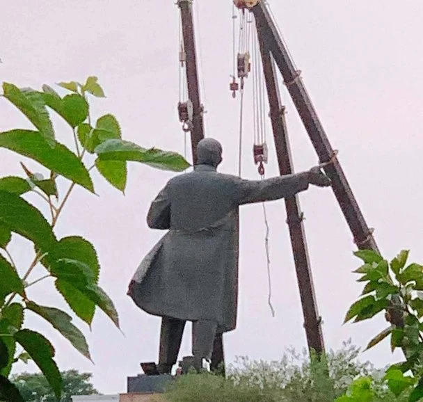 在吉尔吉斯斯坦南部城市奥什，当地政府拆除一座23米高的列宁纪念碑，这座纪念碑是中