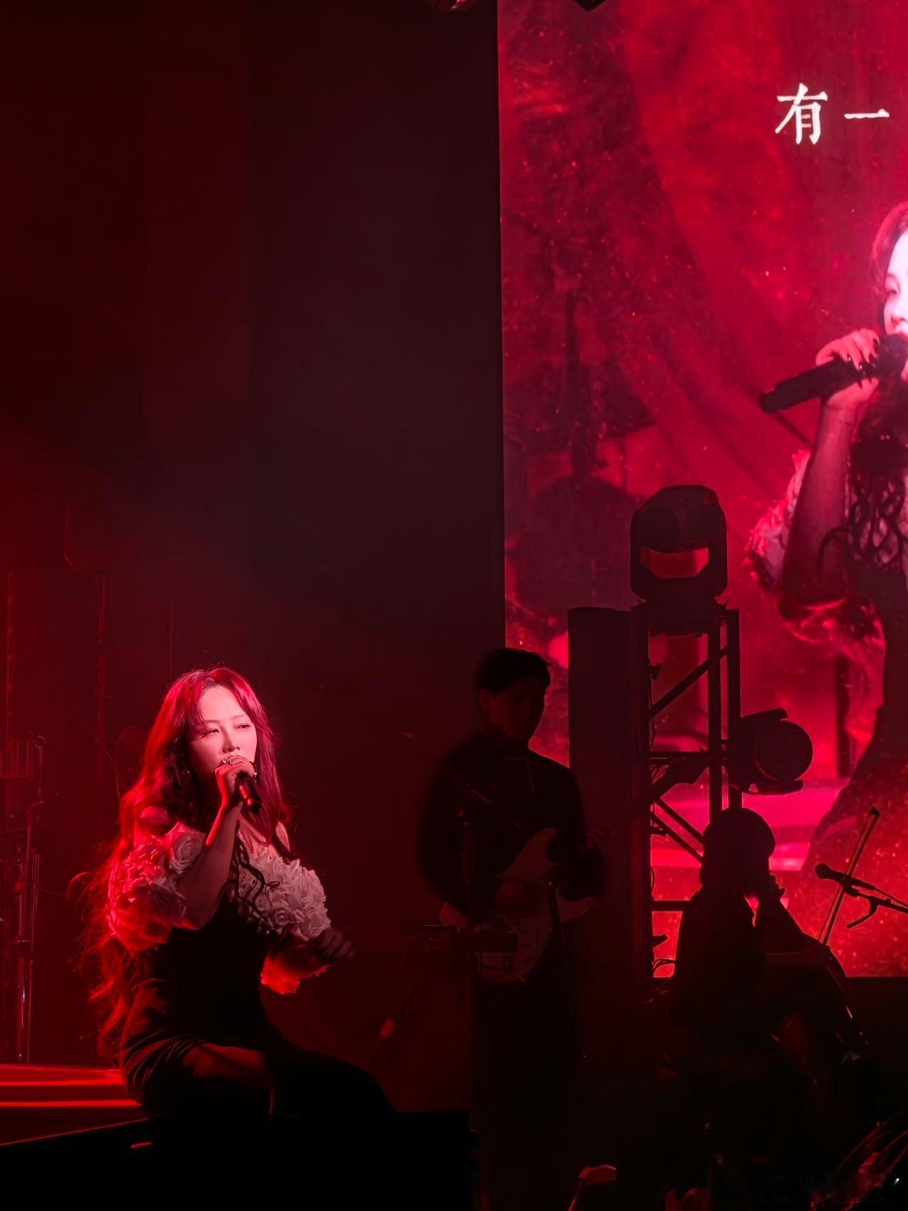 陈婧霏演唱会 春夏邵艺辉 陈婧霏北京巡演两天，简直是震撼不停！第一天和庄达菲、陈