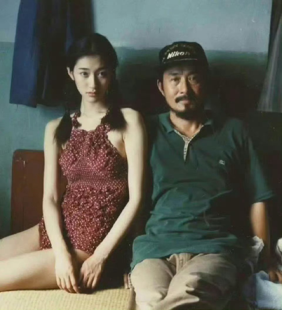 李小冉的14岁和25岁我开始重新思考有句说法叫【其实过于美丽的人反而不太适合娱乐