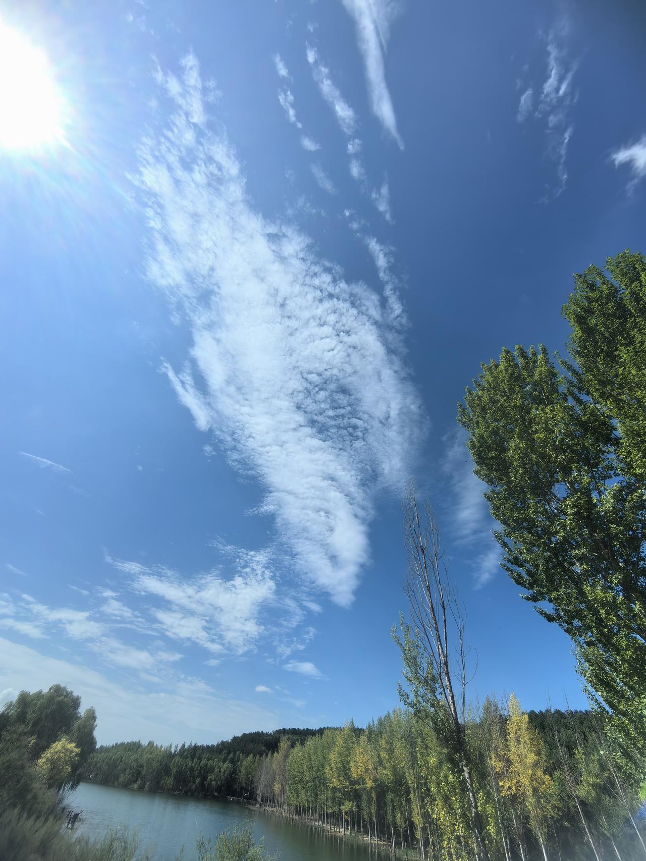 碧空如洗，云卷云舒。
