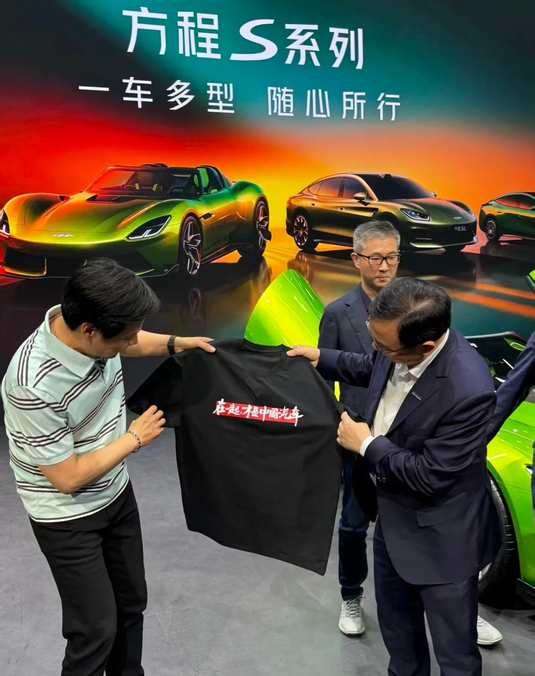 雷军太能“玩梗”了，依旧是北京车展最靓的仔，依次打卡理想、小鹏、蔚来展台的同时，