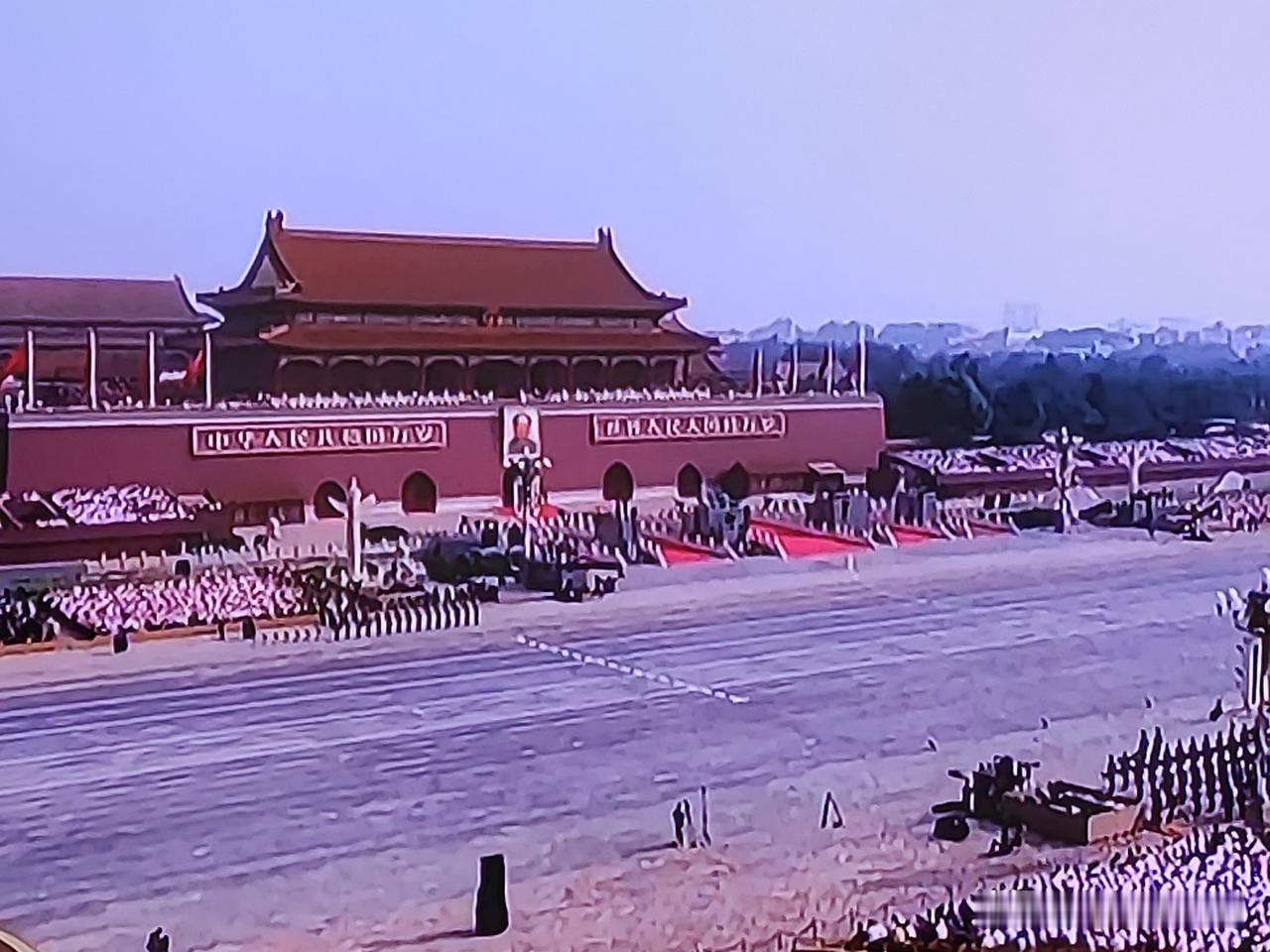 满江红·观阅兵
丽日腾穹，瞰广场、旌幡舞绚。军乐奏、号音清越，上萦星汉。钢铁雄师