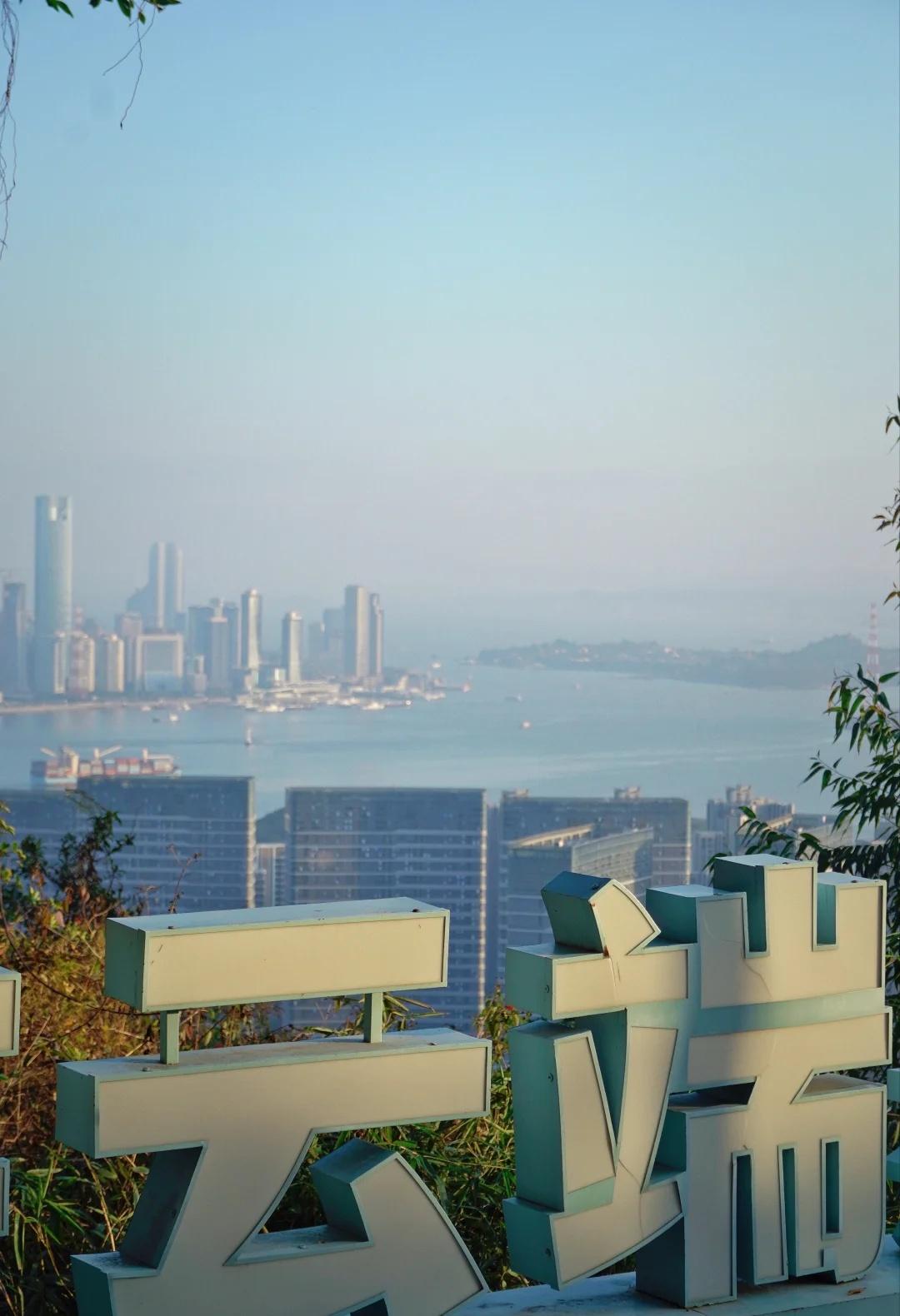 总要去一次大屏山吧，看看厦门的海上天际线
厦门大屏山｜一半城市一半海
不用人挤人