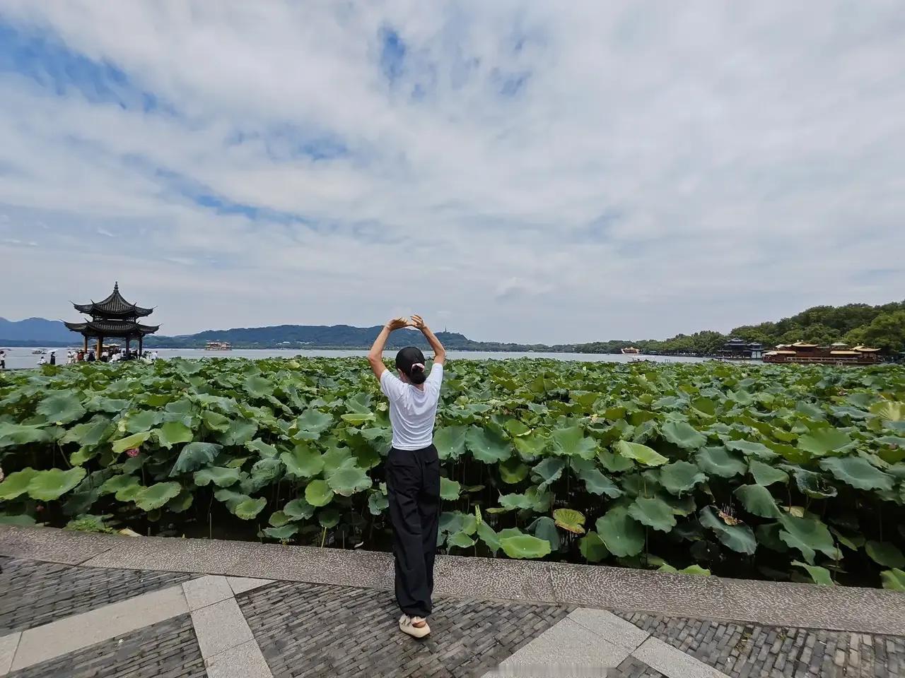 白开水穿搭如同白开水一样纯净、干净和清淡。舒适性和松弛感溢出屏幕，就像我们生活中