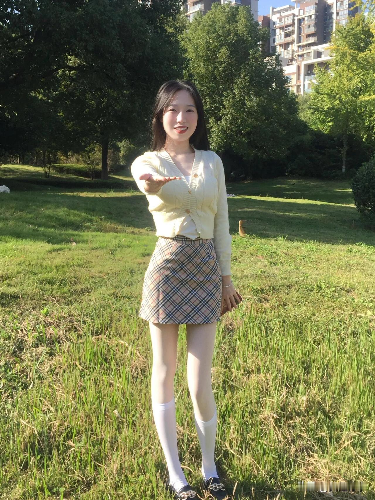 镜头定格美好，性感大长腿学生美女在草地间展露青春，每一帧皆是生活的浪漫诗篇[比心