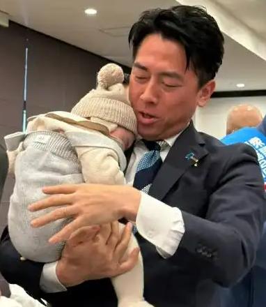 日本防卫大臣住5亿日元豪宅，深夜回家却只有一碗清汤拉面！老婆给脸色、通勤要翻倍，