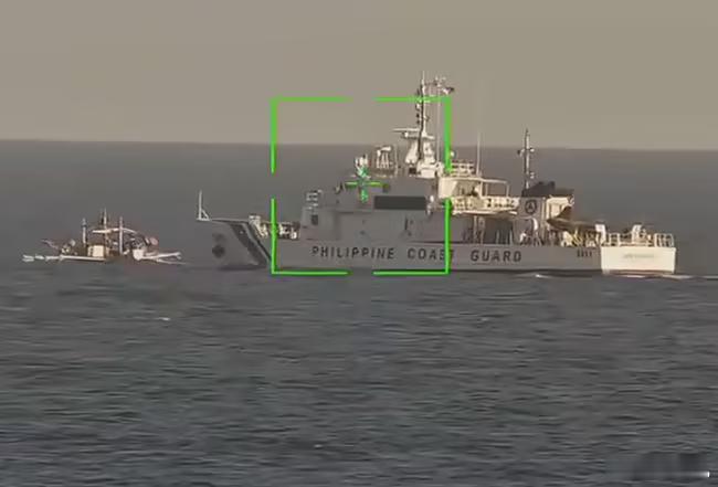 菲律宾海警在南海投放不明物体2月16日，菲律宾海警船公然在我国南沙群岛附近海域丢