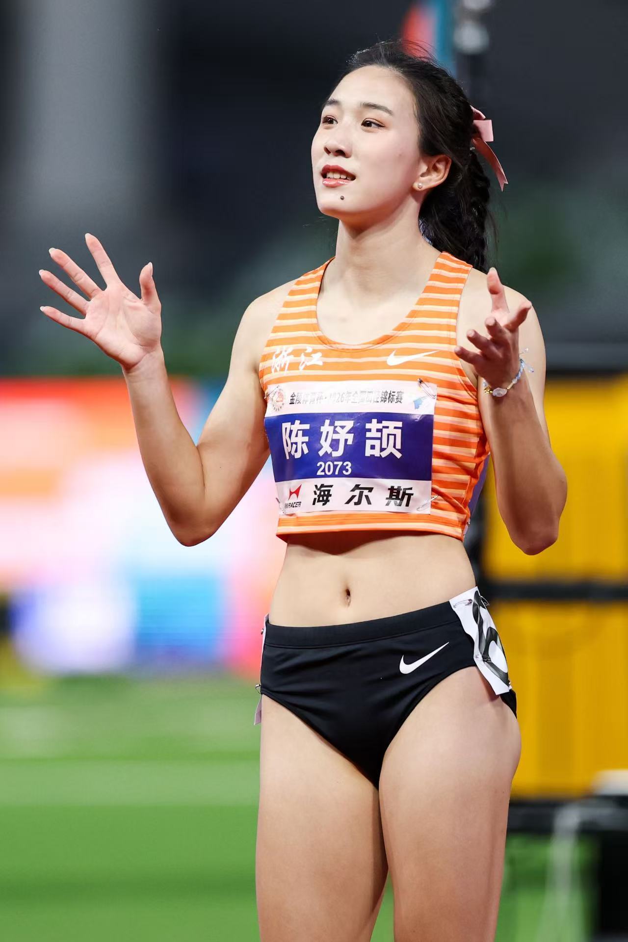 陈妤颉因喝奶走红的冠军第一人田径新星陈妤颉，赛场之上爆发力拉满，赛场外过安检大口
