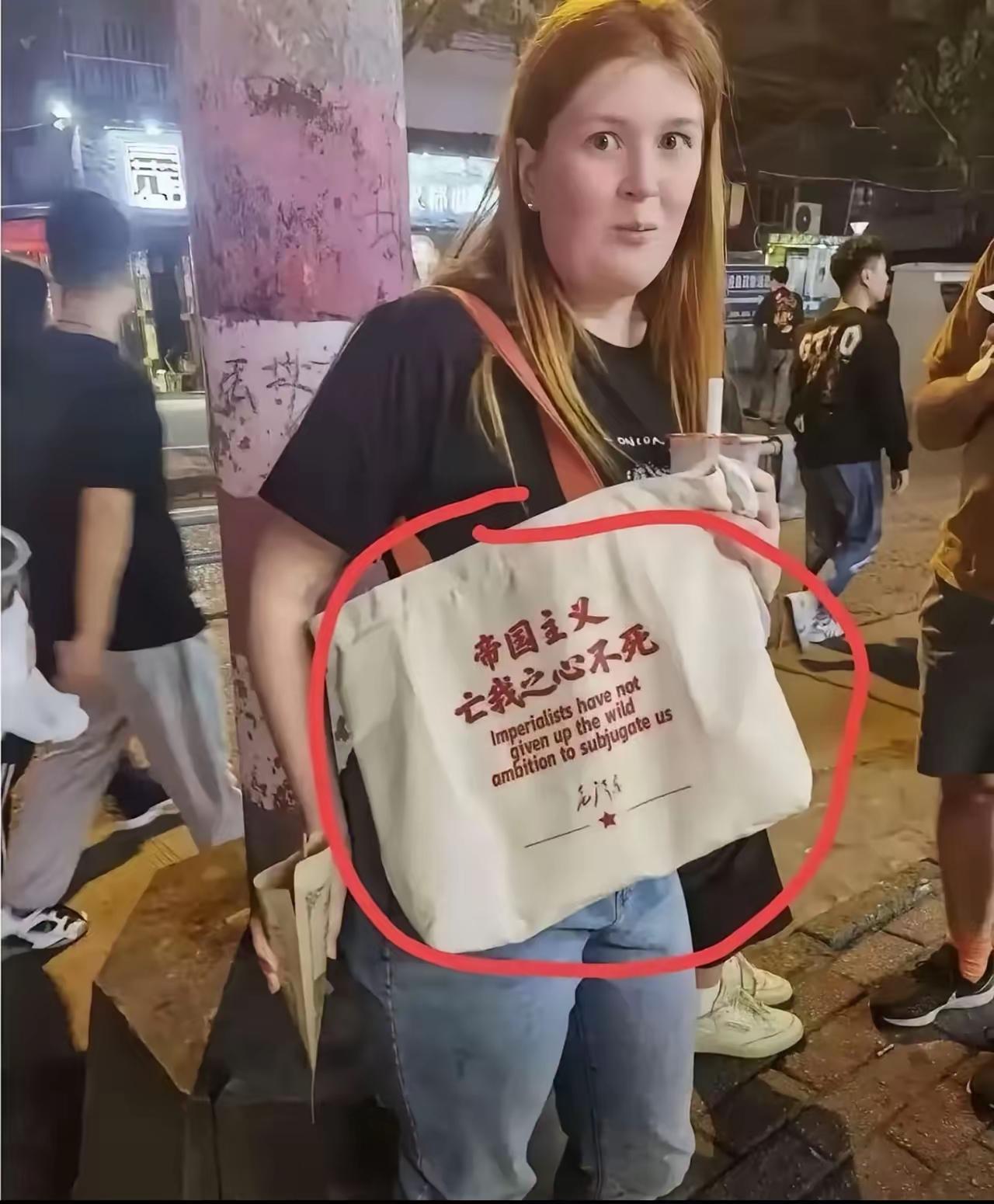 现在的外国友人对中国文化的理解，已经直接杀到满级了！
外国小姐姐背着印着“帝国主